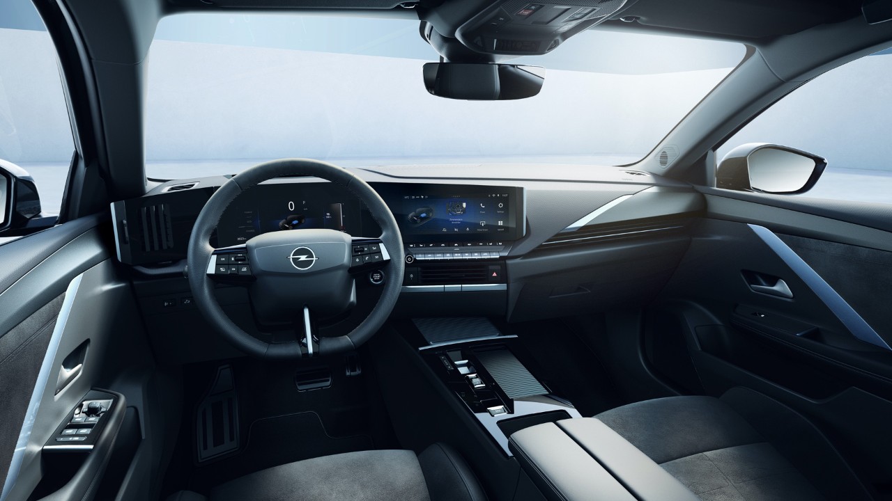 Egy Opel Astra Electric belső tere, rálátással a vezetőülésre